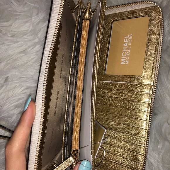 Michael Kors Wristlet - Picture 5 of 7